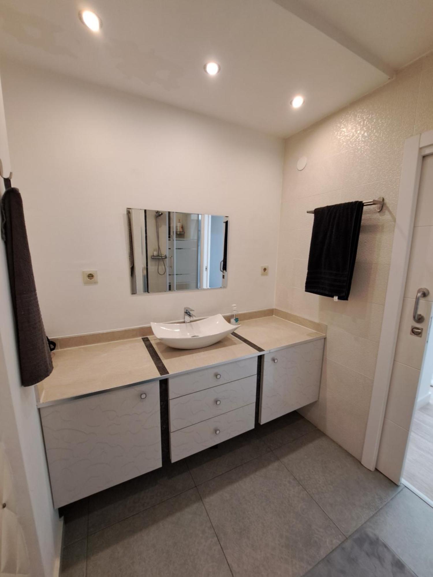 Modern 2 Bedroom Corner Unit In The Heart Of Appartement *